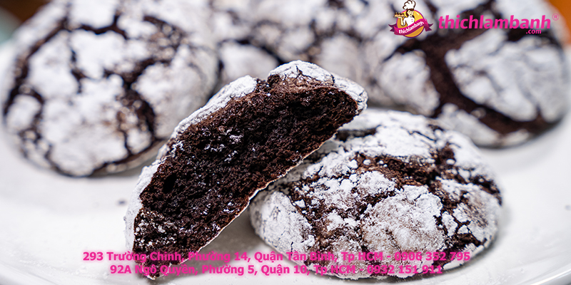 Cách làm Chocolate Crinkle bánh quy tuyết Giáng Sinh 