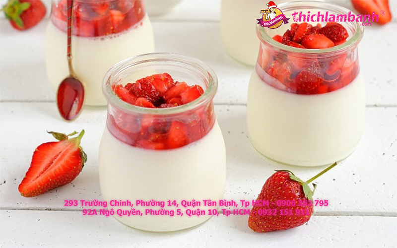 Cách làm Panna Cotta vị dâu tây chua ngọt mềm béo hấp dẫn