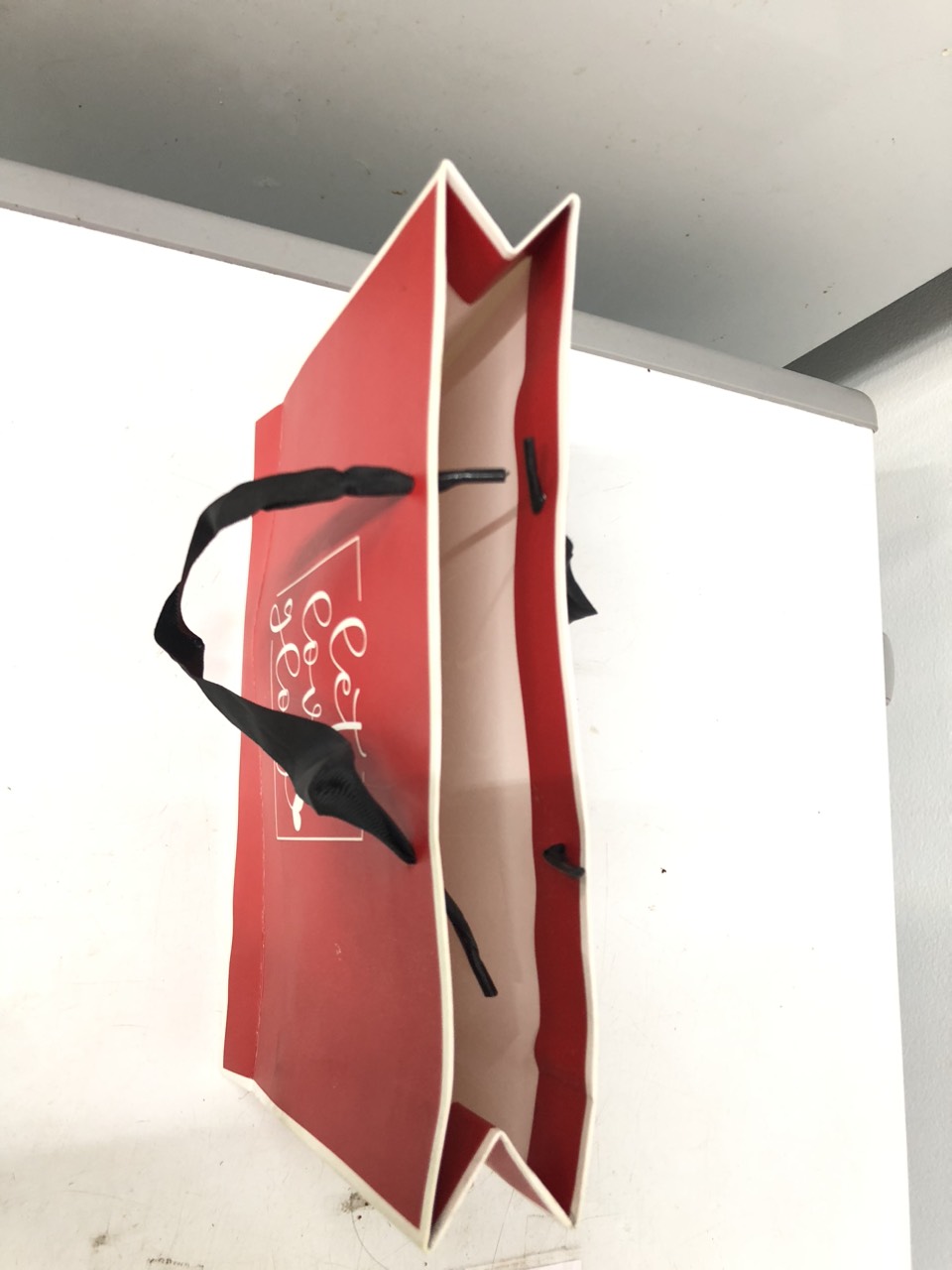 Túi giấy đựng quà màu đỏ