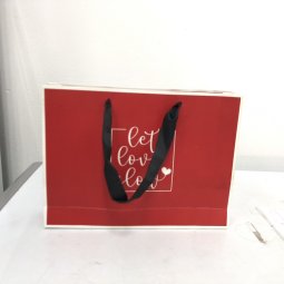 Túi giấy đựng quà màu đỏ